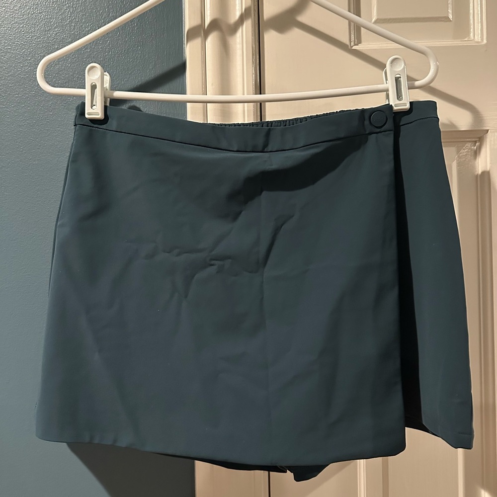 Vuori Miles Skort in Moss NWT